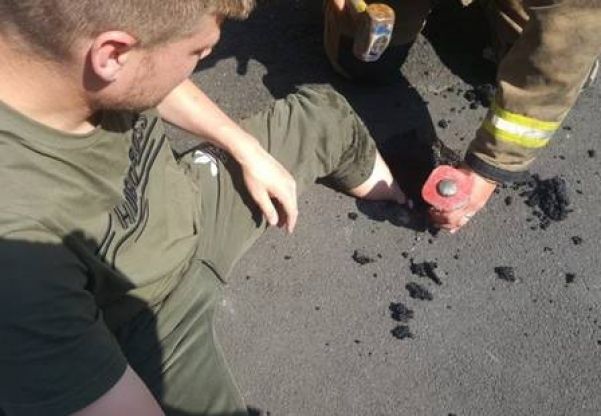 Homem com pé preso em asfalto que cedeu com o calor inglês Homem com pé preso em asfalto que cedeu com o calor inglês Foto: Divulgação/Tyne and Wear Fire and Rescue Service