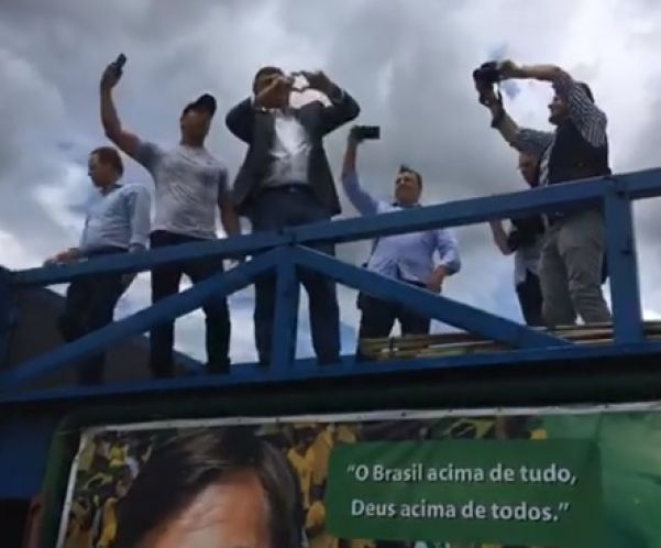 Deputado federal que é pré-candidato à Presidência do Brasil discursou na chegada a Dourados (Foto: Reprodução/Facebook)