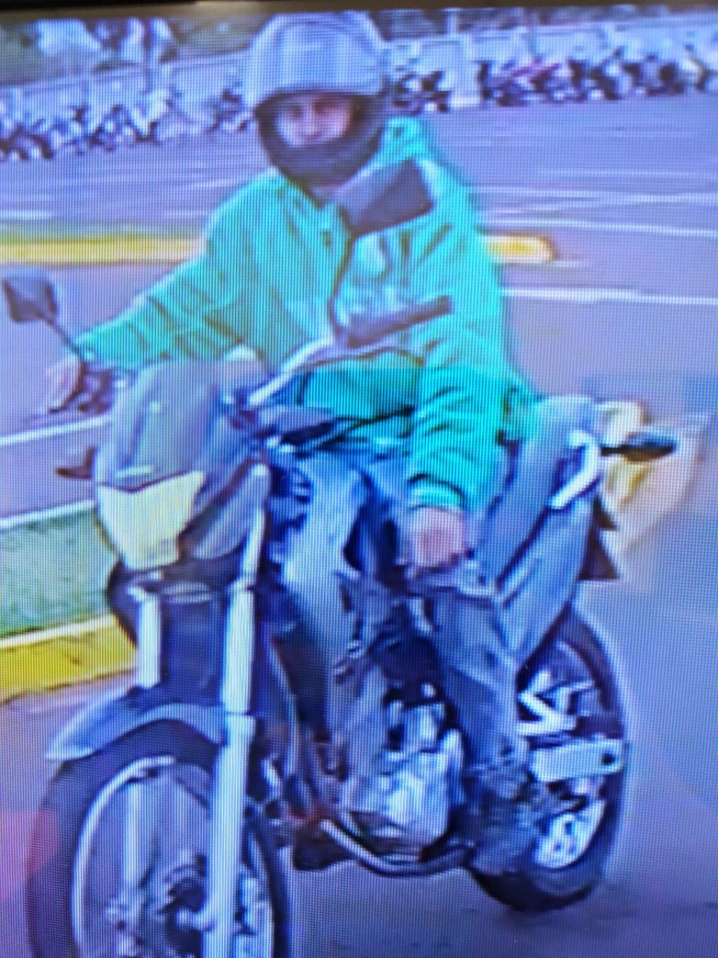 Marcelo com a moto furtada do estacionamento do supermercado