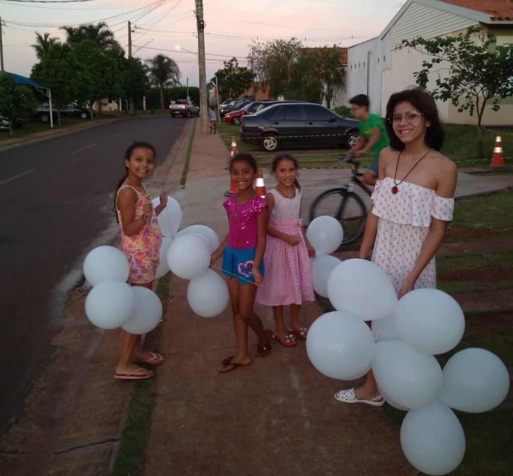 Crianças em frente ao condomínio durante ação para conscientizar motoristas - foto: divulgação 