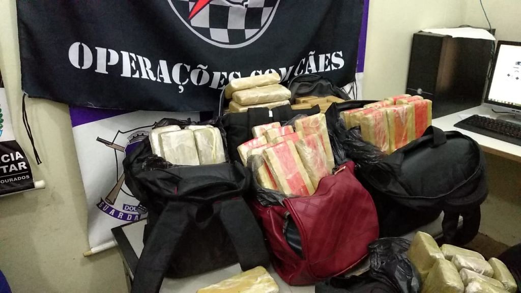 As drogas estavam distribuídas em seis mochilas -  Foto: divulgação/PM