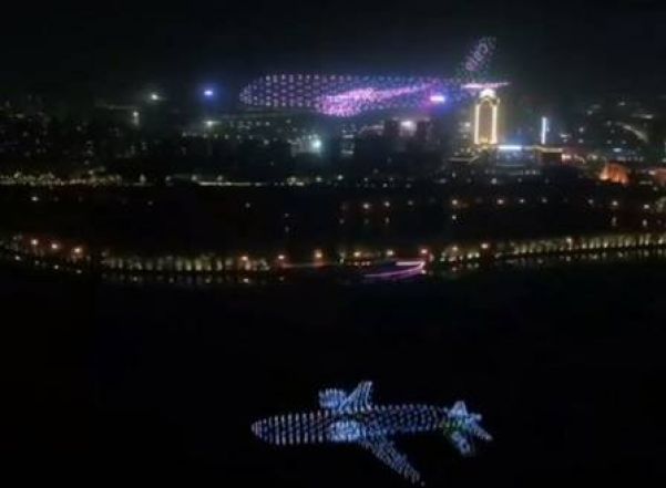 Reflexo do C909 em espelho d'água em Nanchang - Foto: Divulgação/Xinhua