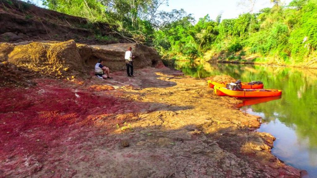 Sítios paleontológicos nas margens do Rio Nioaque (Foto: Rafael Costa da Silva)