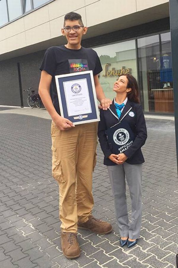 Jeison e uma representante do Guinness Foto: Divulgação/Guinness World Records