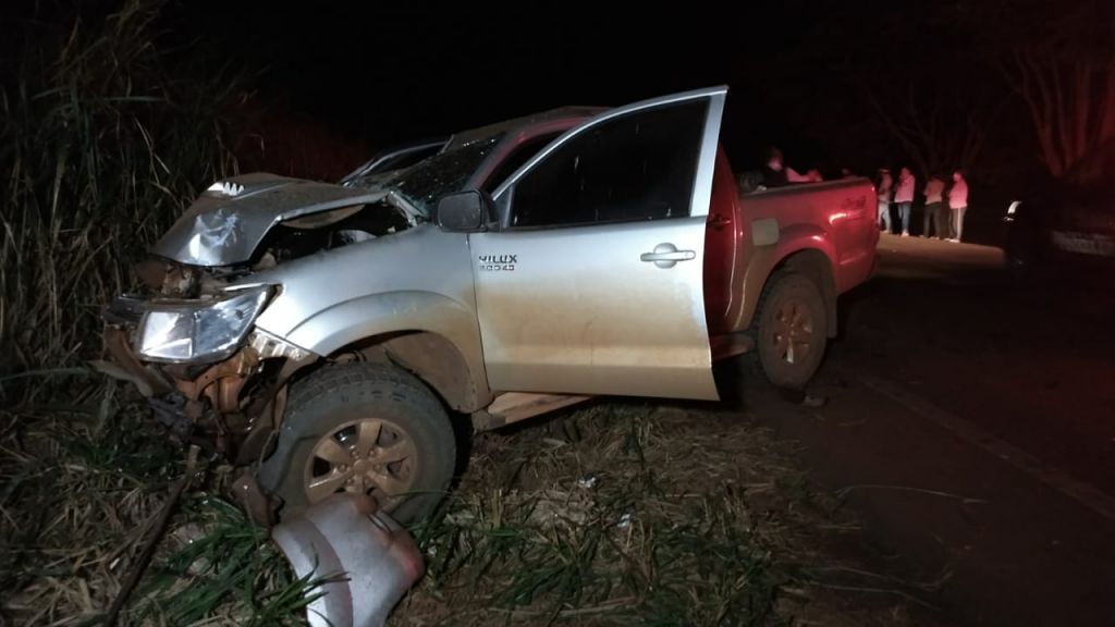 Caminhonete que atingiu trator ficou destruída e motorista foi socorrido com ferimentos nas pernas (Foto: Sidnei Bronka)