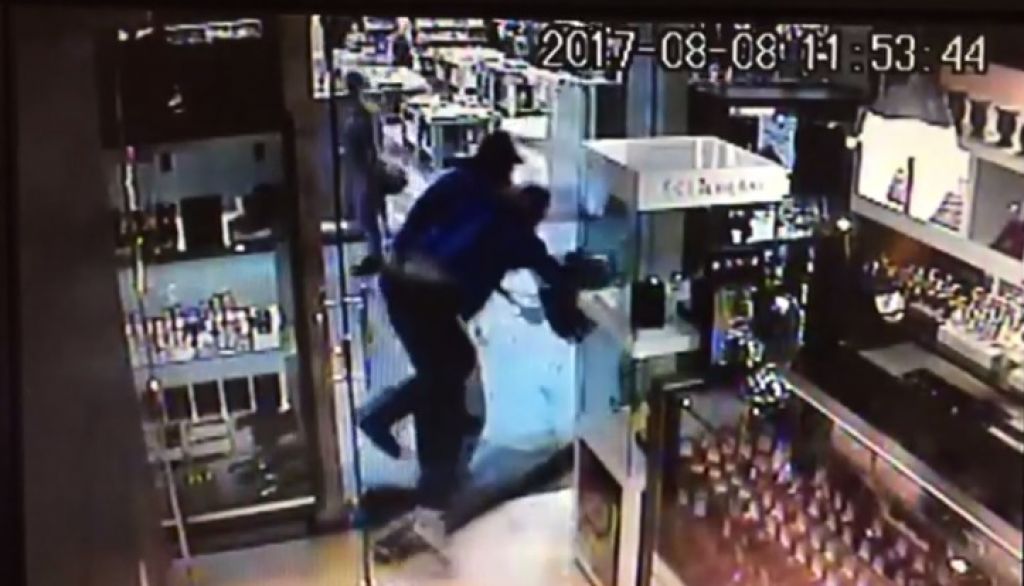 Assalto à joalheria no shopping foi flagrado por câmeras de segurança (Foto: Reprodução)