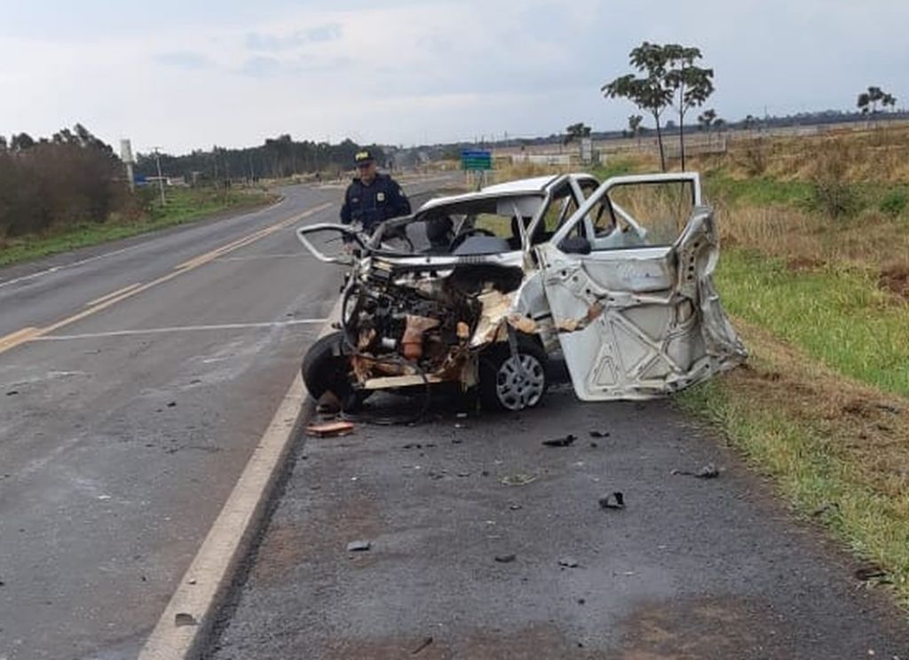 Carro de músico ficou destruído após bater de frente com um caminhão, na BR-262, em Campo Grande (MS). — Foto: Polícia Rodoviária Federal/Divulgação