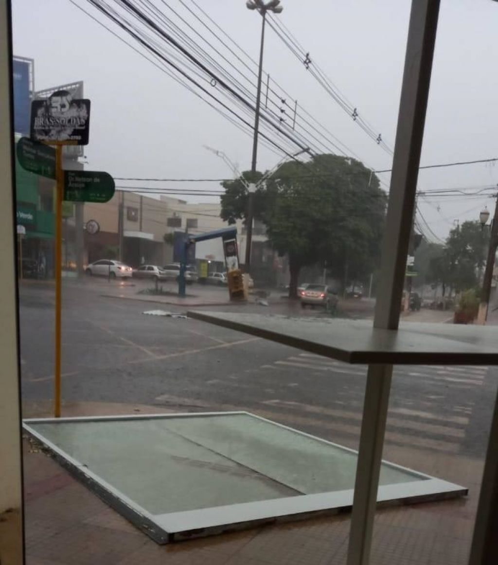 Semáforo originalmente instalado no local foi danificado pela tempestade de terça-feira (Foto: Reprodução)