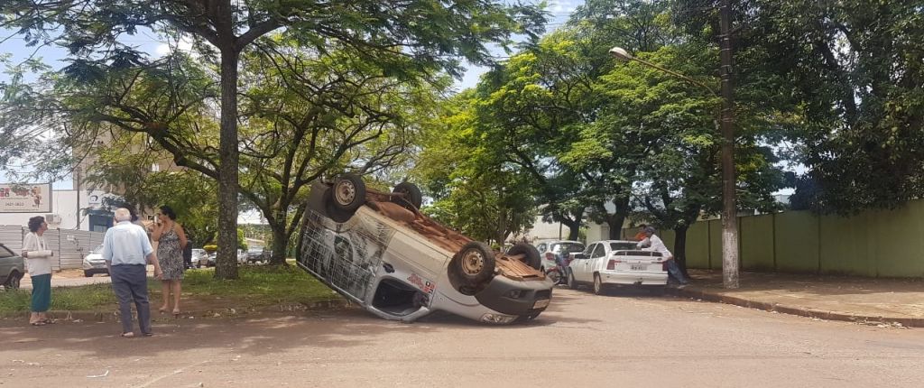 Apesar do capotamento, não há informações sobre feridos nesse acidente (Foto: 94FM)