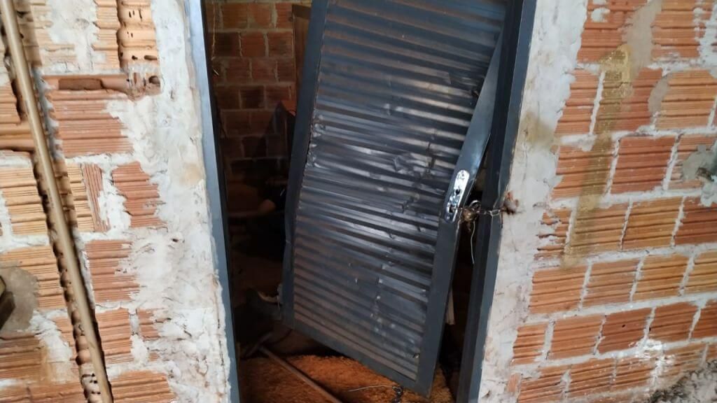 A porta da residência ficou danificada - Foto: Sidnei Bronka