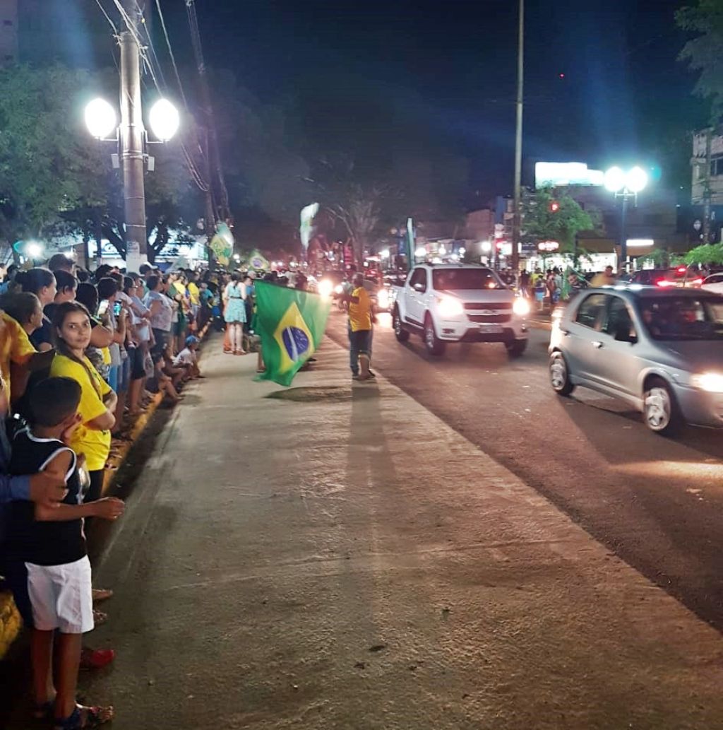 Douradenses comemorando a vitória de Bolsonaro na Marcelino Pires - Foto: Karol Chicoski