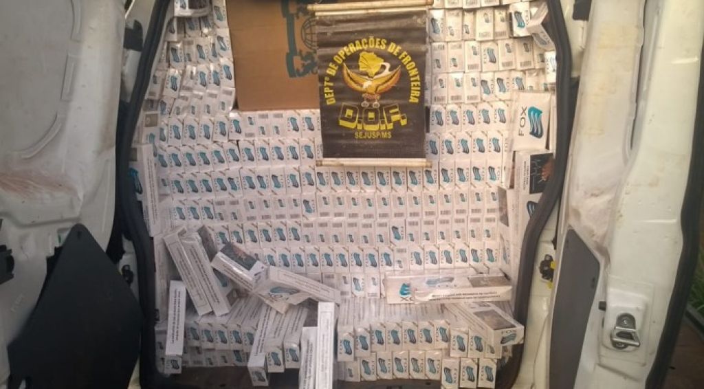 Veículo transportava 2 mil pacotes de cigarros contrabandeados (Foto: Divulgação/DOF)