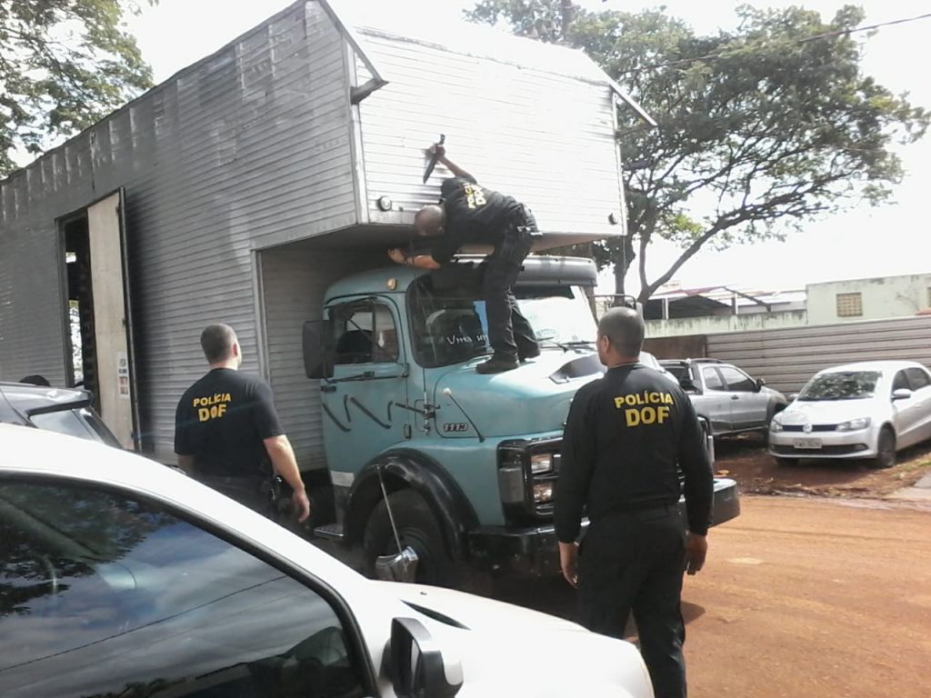 Caminhão carregado com sofás também transportava maconha (Foto: Divulgação/DOF)