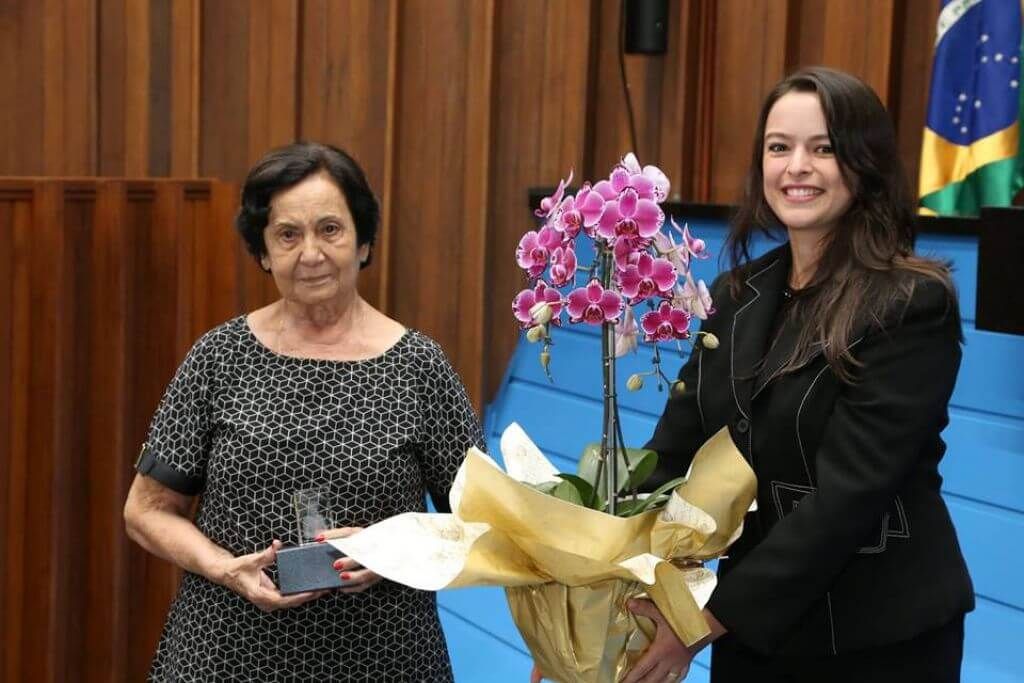 Josephina Fernandes Capilé recebeu o troféu Celina Jallad durante sessão solene pelo Dia Internacional da Mulher neste ano (Foto: Divulgação/AL-MS)