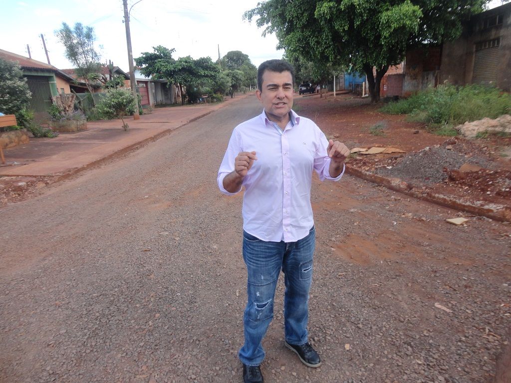 Vereador retornou à rua Antônio Elias que já está sem barricada e recebeu cascalho (Foto: Divulgação)