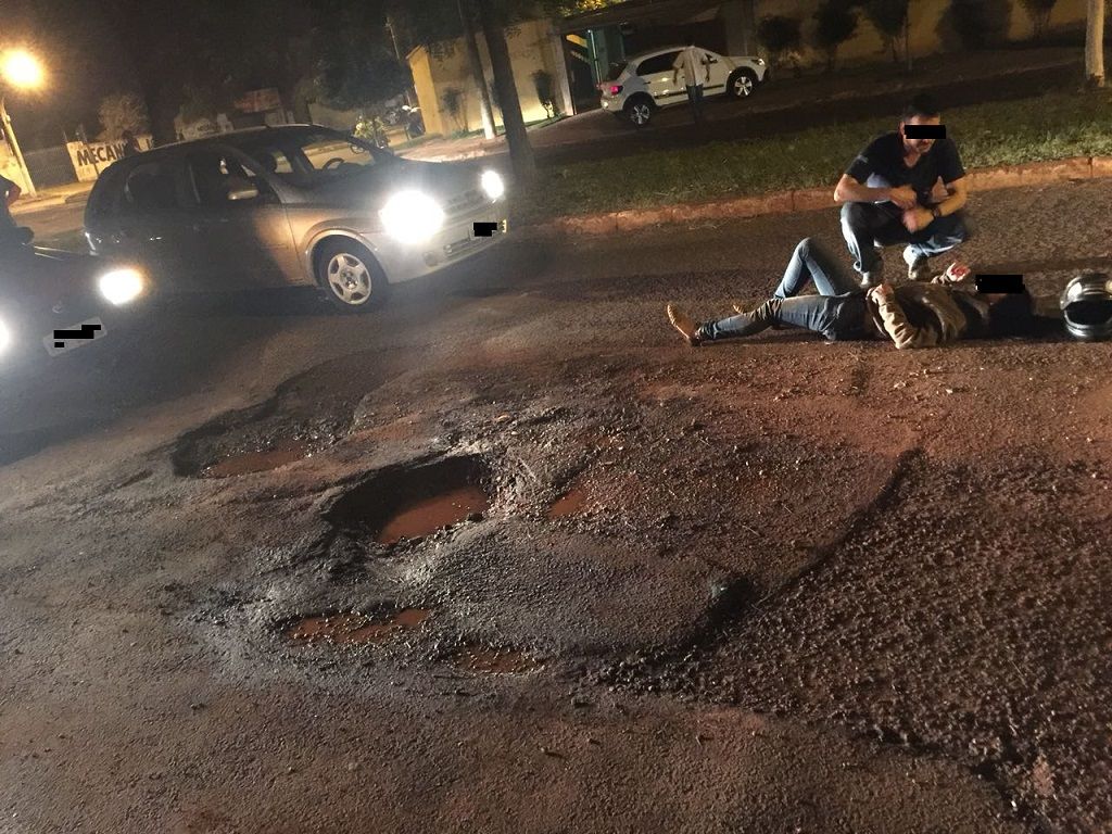 Motociclista foi socorrida por outros condutores que trafegavam pelo local até a chegada do Samu (Foto: 94FM)