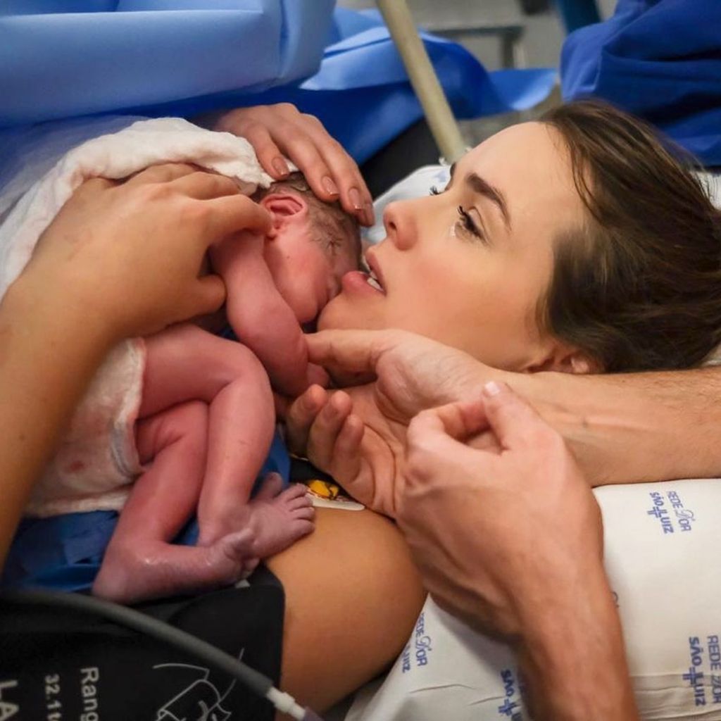 Thaeme compartilhou com os seus fãs momento em que segurou a sua primeira filha, Liz, nos braços — Foto: Thalita Castanha/Reprodução/Instagram