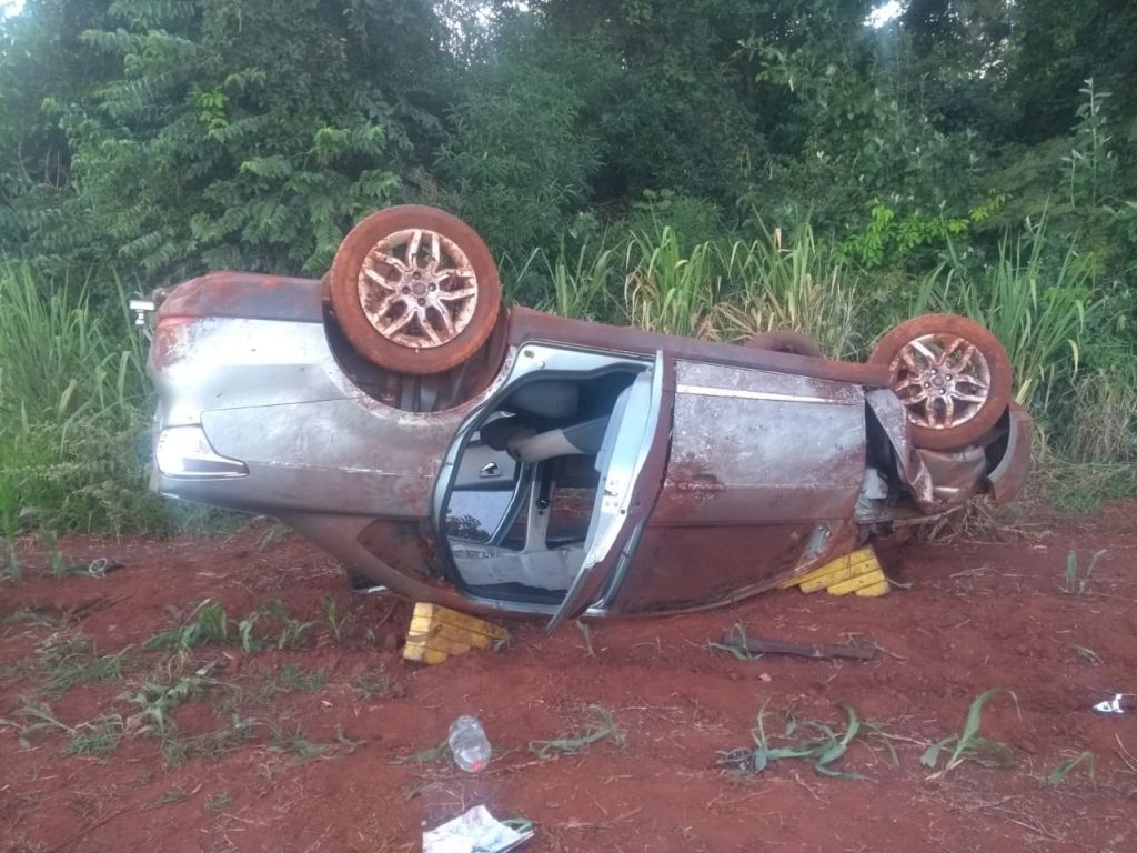 Motorista estava dentro do carro quando o socorro chegou (Foto: Divulgação/2º GBM)
