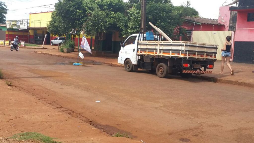 Equipe da Sanesul chegou horas depois que a bandeira foi colocada para verificar o estrago