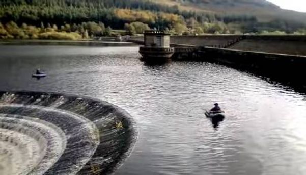 Pescadores à beira de 'ralo' em represa na Inglaterra - Foto: Reprodução/Facebook(Flo Neilson)