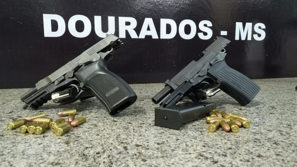 Duas pistolas foram apreendidas com os acusados. - Foto: Sidnei Bronka