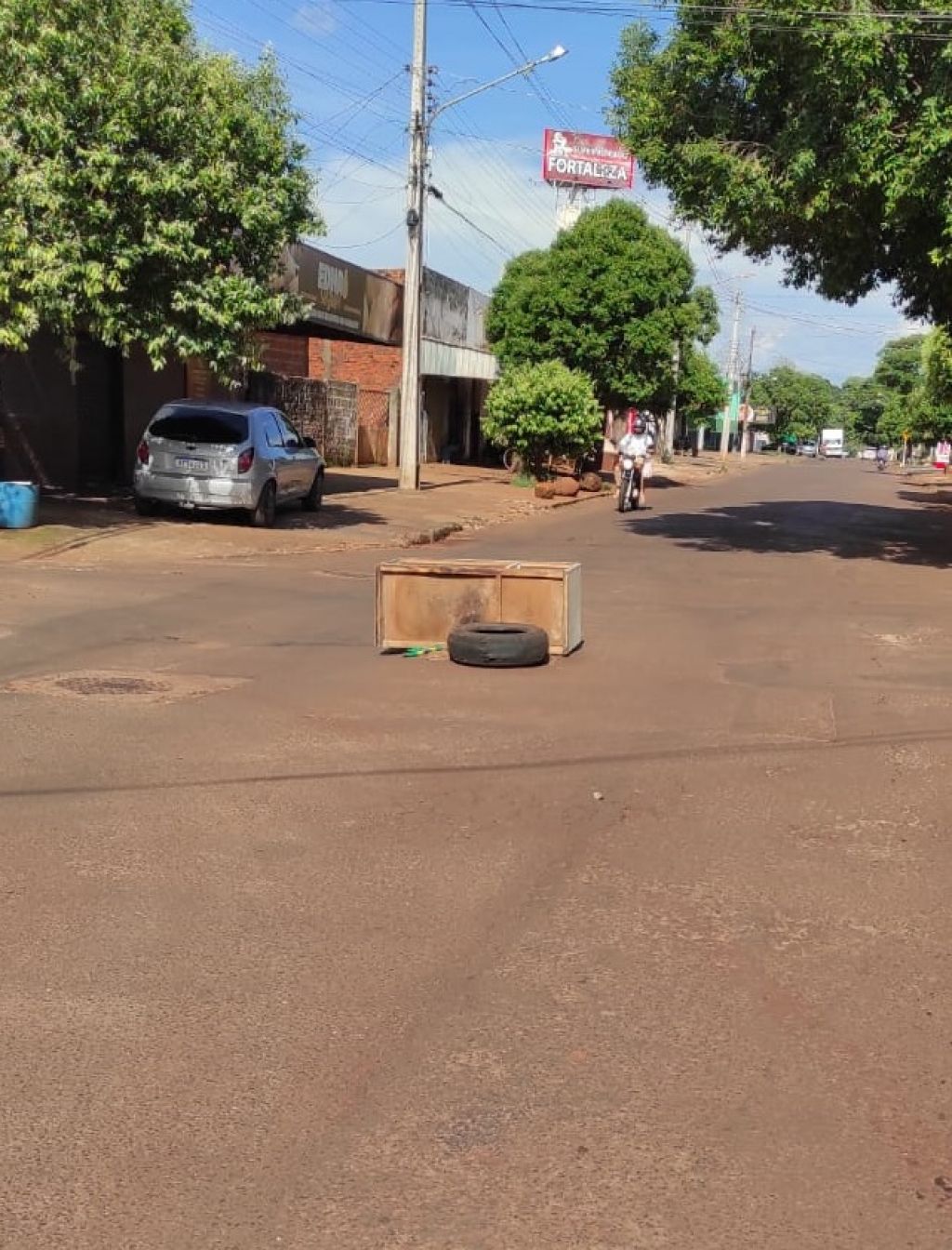 Cruzamento com tampa aberta tem sinalização improvisada (Foto: André Bento)