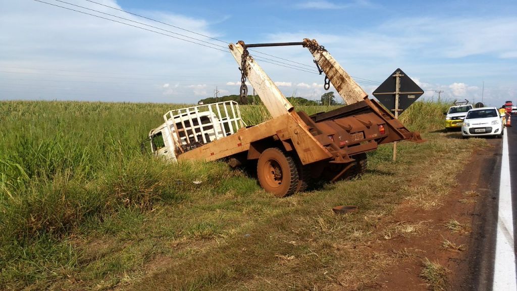 Caminhão colidiu de frente com carro na BR-163, mas motorista não sofreu ferimentos (Foto: Sidnei Bronka)