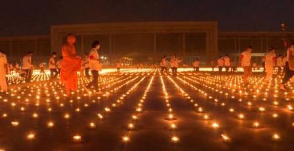 Velas acesas em templo de seita budista na Tailândia: tentativa de recorde - Foto: AFP