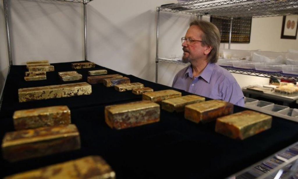 Cientistas observa barras de ouro em laboratório - Jae C. Hong / AP 