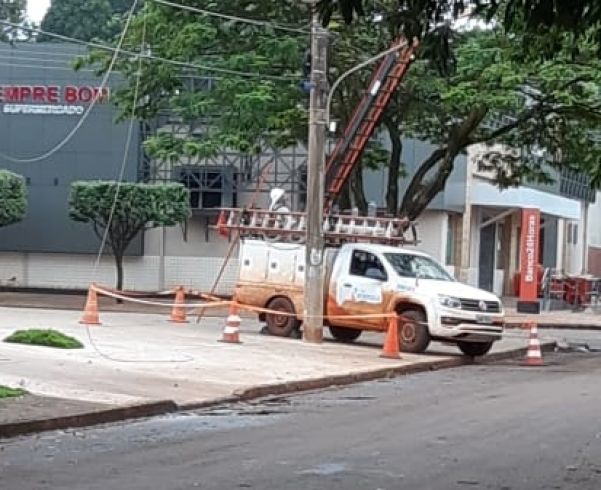 Energisa só esteve no local para começar a arrumar a falta de luz na manhã desta quinta-feira 