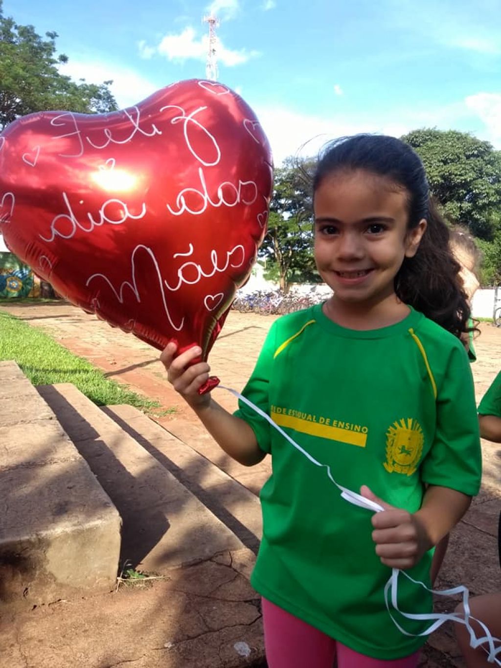a pequena Heloísa Aragão do Santos, a aluna do 3º ano na Escola Floriano Viegas Machado