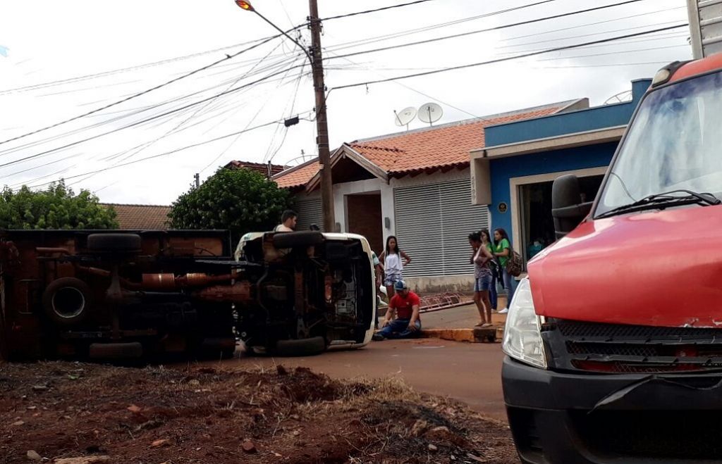 Caminhão tombou após colisão na terça-feira (Foto: 94FM)