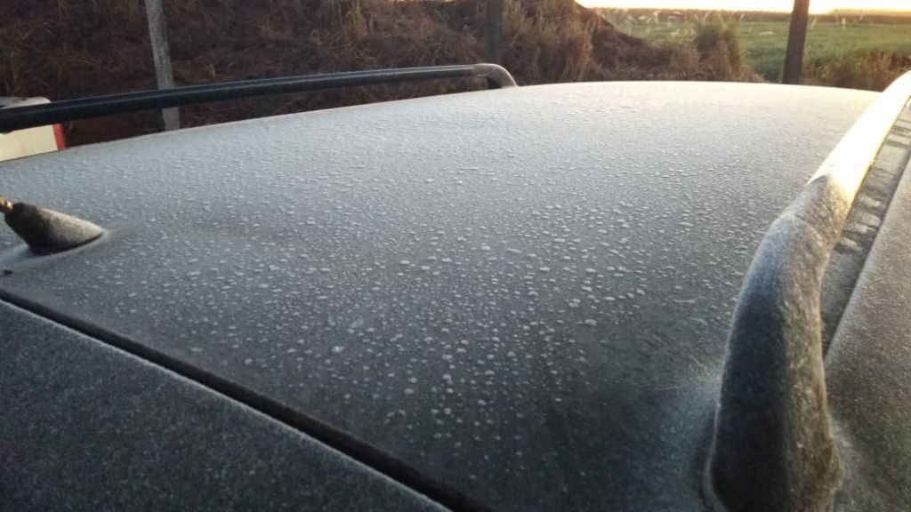 Carro amanheceu com uma fina camada de gelo nesta quarta-feira (11)