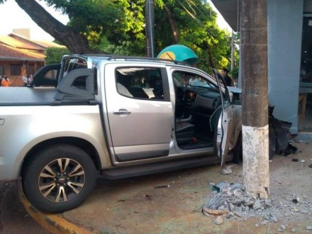 Caminhonete conduzida por empresário colidiu contra veículos, moto e parede de comércio após atentado (Foto: Adilson Domingos)