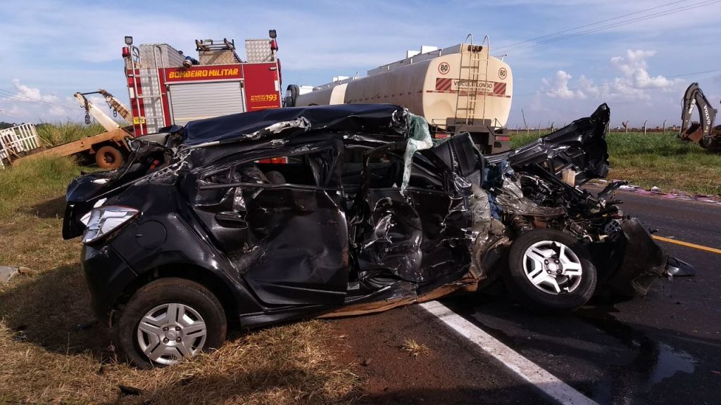 Veículo que colidiu contra caminhão ficou completamente destruído (Foto: Sidnei Bronka)