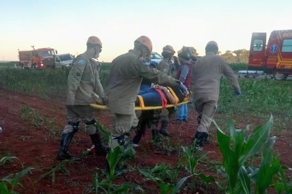 Vítima foi socorrida consciente pelos bombeiros (Foto: Divulgação/2º GBM)