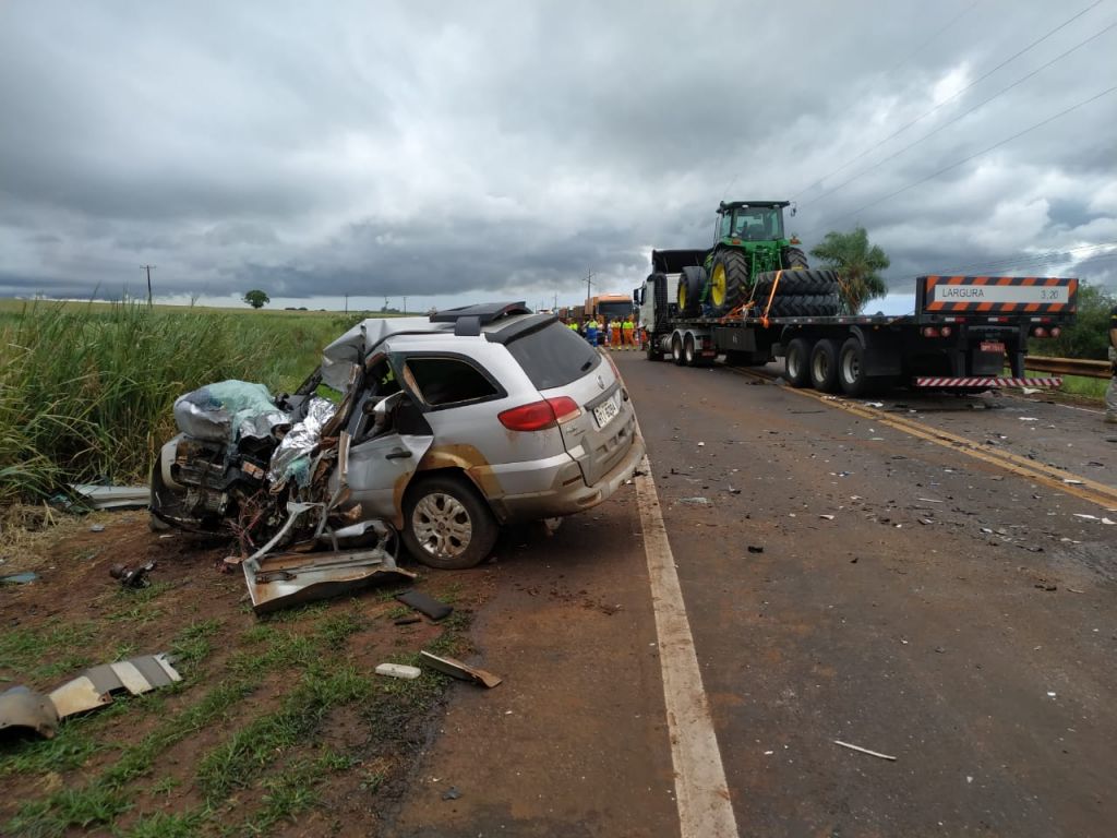 Veículo conduzido por servidor público de Caarapó colidiu de frente com carreta na BR-163 (Foto: Sidnei Bronka)