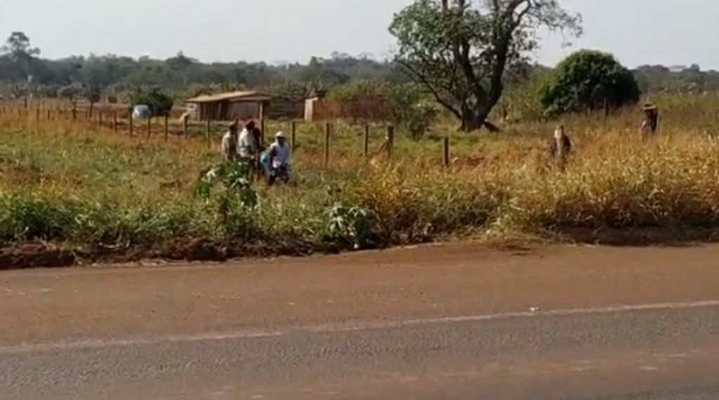 Índios que haviam invadido propriedade rural fugiram para o outro lado da rodovia após a chegada da polícia (Foto: Sidnei Bronka/94FM)