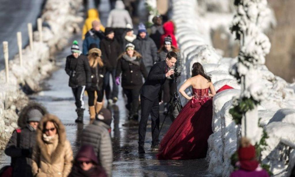 Casal programou câmera fotográfica e deixou os casacões de lado - GEOFF ROBINS / AFP 