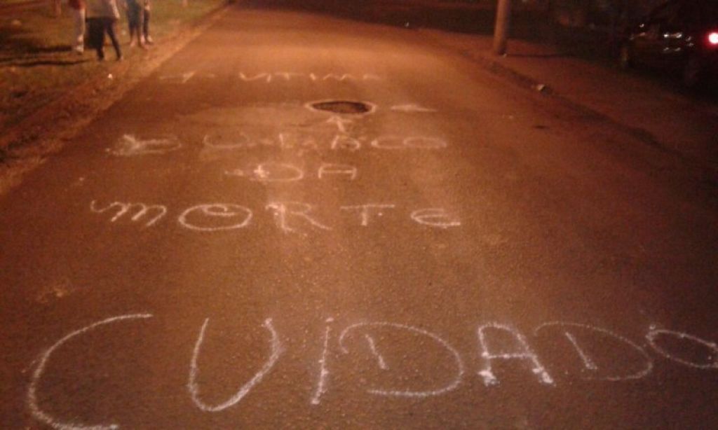 Buraco que causou acidente fatal da zeladora Sônia Rodrigues Fernandes foi pintado por moradores (Foto: 94FM/Arquivo)