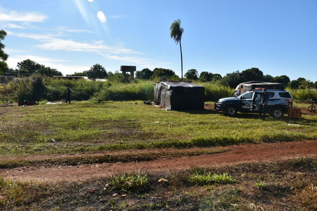 A vítima estava ao lado de uma barraca, embaixo de um colchão. - Foto: Robertinho/Maracaju