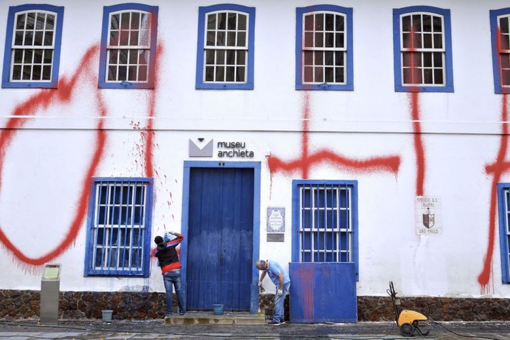  Voluntários e funcionários da prefeitura se mobilizam para limpar o Pateo do Collegio, depois que a fachada do local foi pichada, na semana passada - Rovena Rosa/Agência Brasil