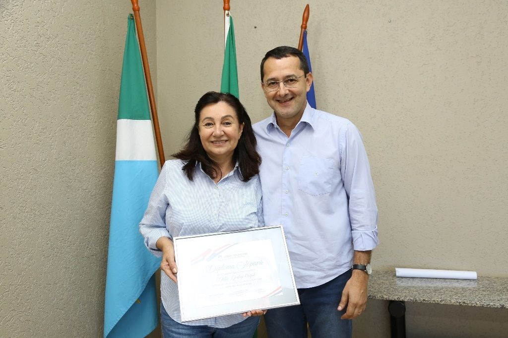 Em dezembro passado a prefeita Délia recebeu das mãos do vereador aliado Cirilo Ramão o Diploma Jopará, concedido pela Câmara (Foto: A. Frota)