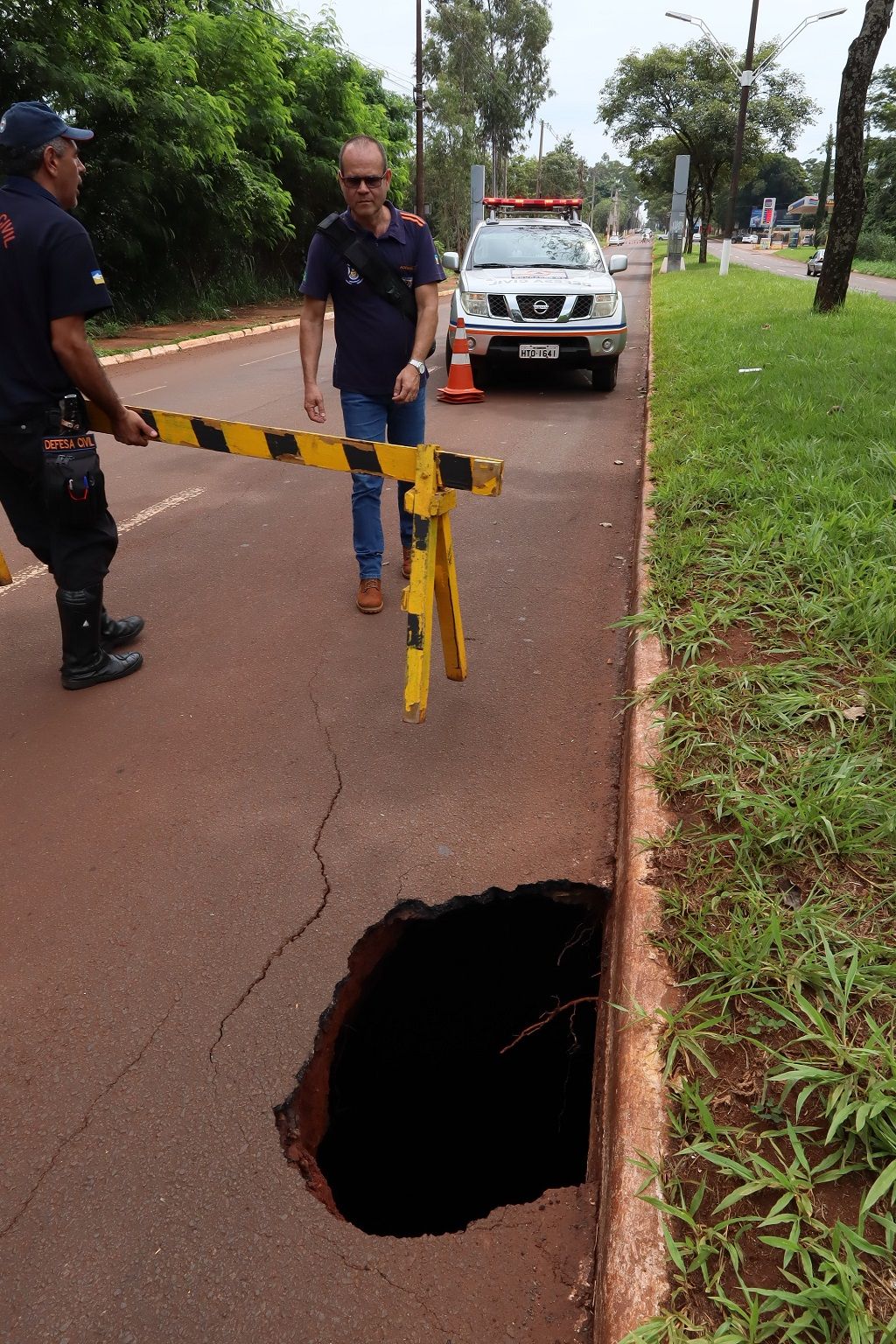 Buraco provocou interdição de trecho da Avenida Presidente Vargas (Foto: A. Frota)