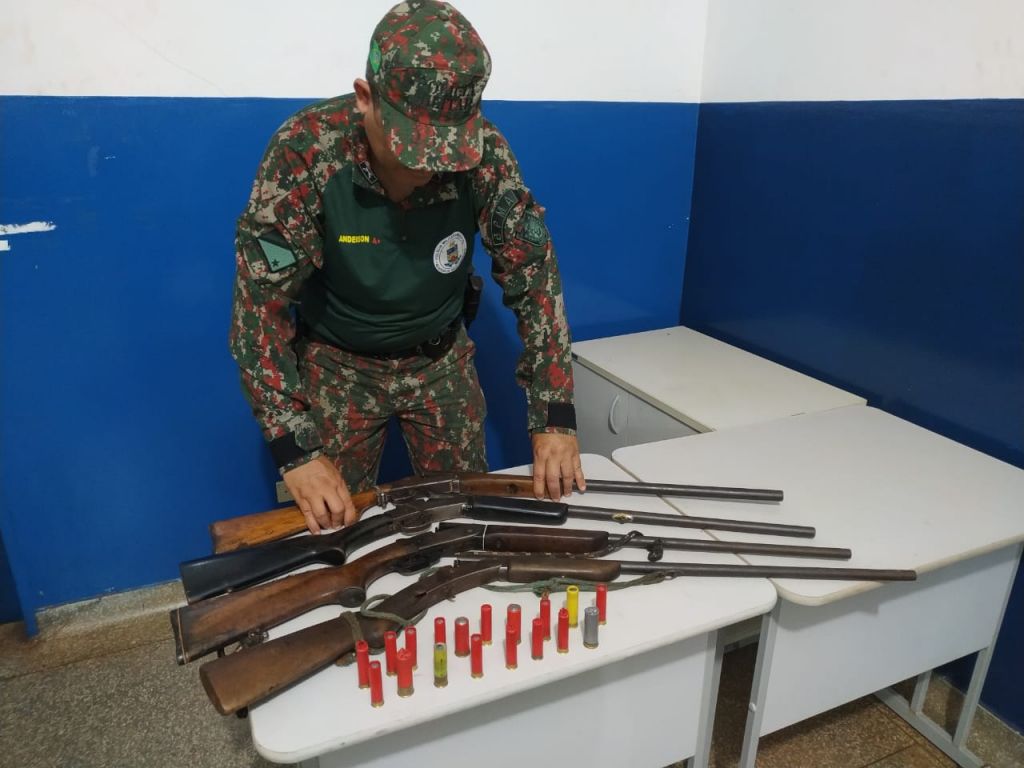 Armas apreendidas com os caçadores - Foto: PMA