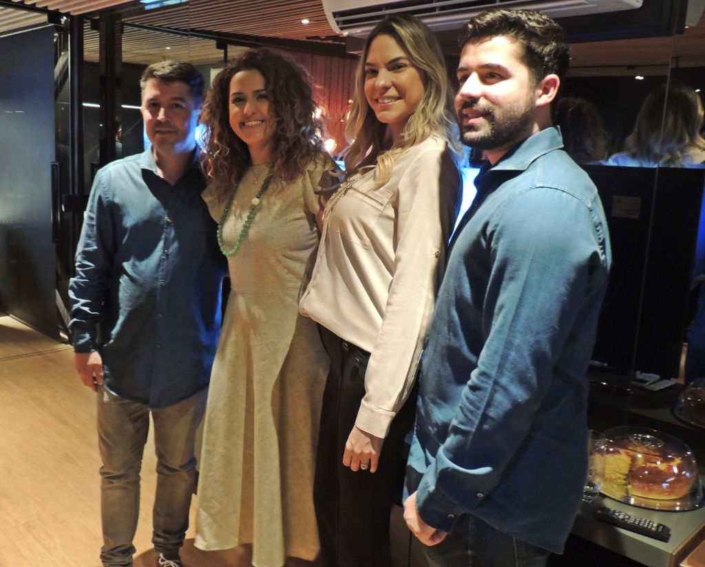 OS diretores da São Bento Incorporadora, Pineca e Vitor Messias, com suas esposas. Foto: Karol Chicoski