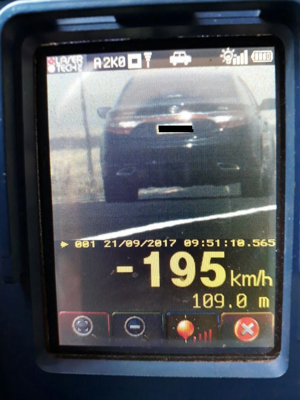 Flagrante feito ontem mostra carro a quase 200 quilômetros por hora na BR-463 (Foto: Reprodução/PRF)