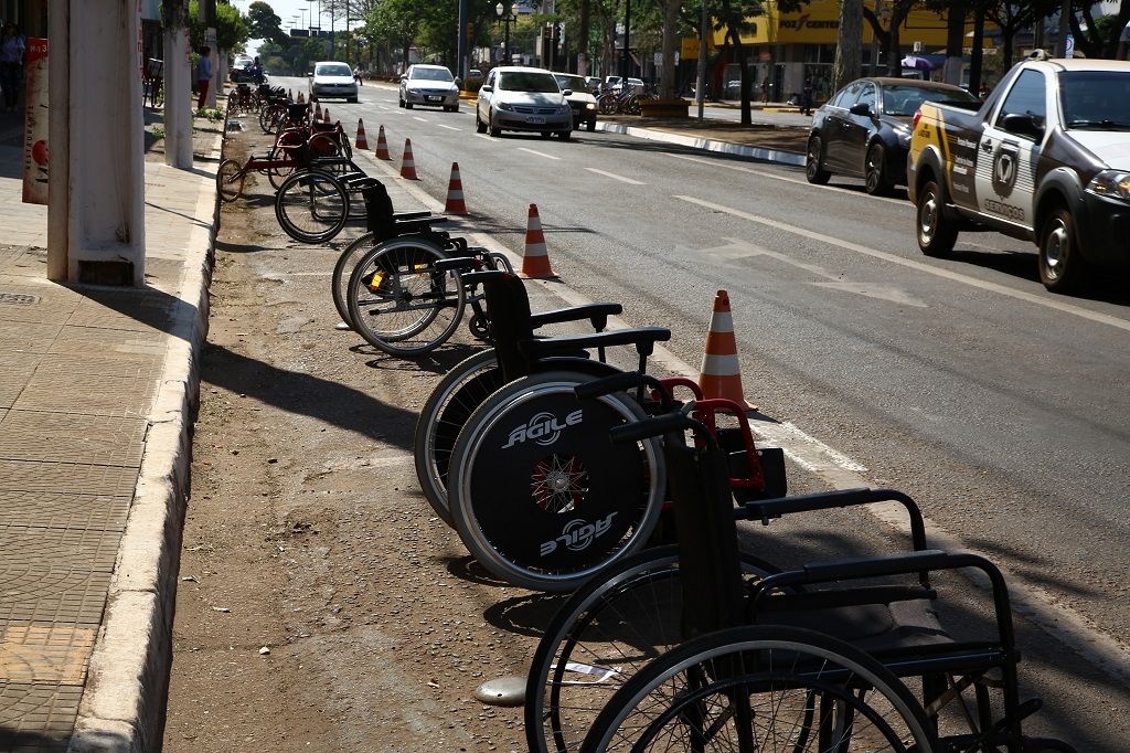 Cadeirantes fizeram manifestação com pedido de respeito às suas vagas um dia antes do flagrante de desrespeito (Foto: A. Frota)