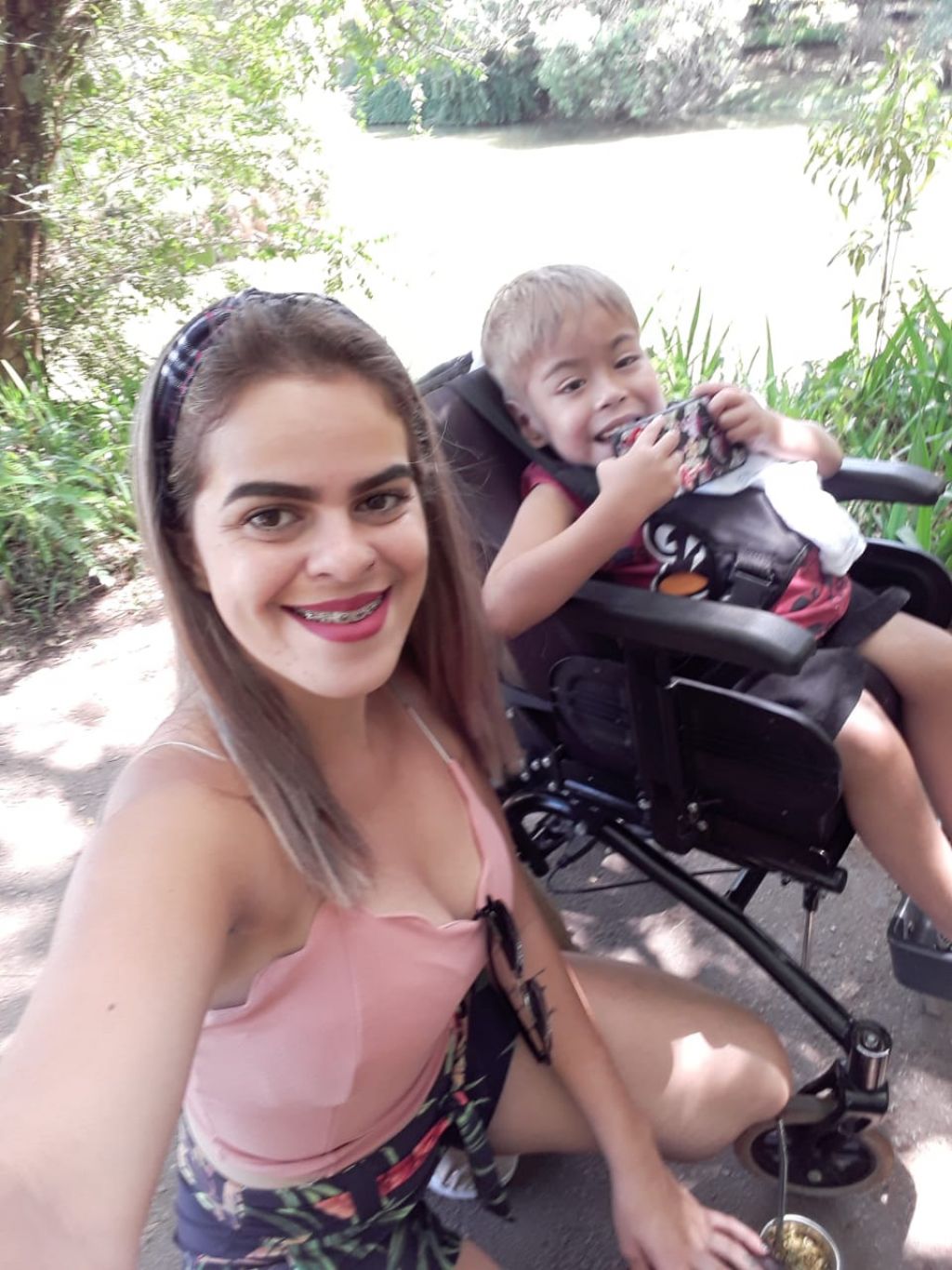 Nicolas e a mãe - Foto: divulgação