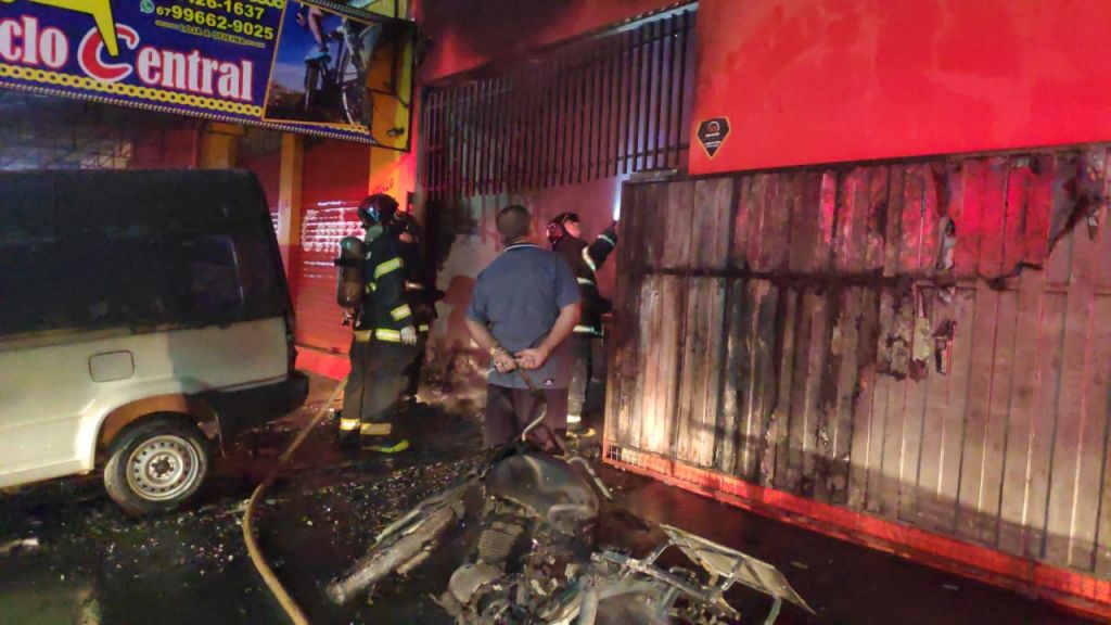 Moto destruída no incêndio - Foto: Sidnei Bronka